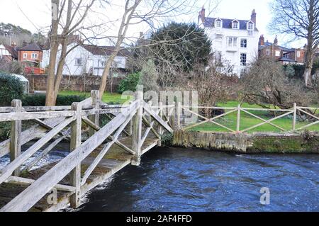 Pont de bois sur la rivière Itchen, circulant dans le centre de Winchester, Hampshire, Angleterre.UK Banque D'Images