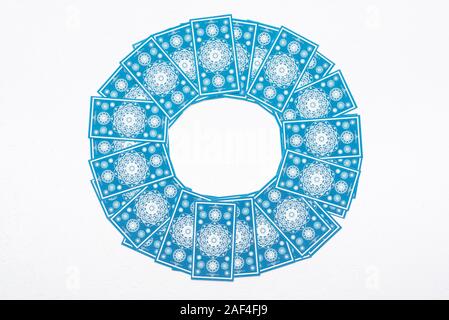 Cartes de Tarot sur fond de table blanc. Banque D'Images