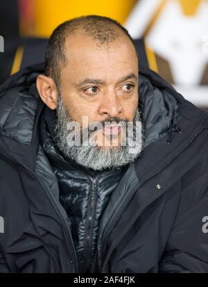 12 décembre 2019, Molineux Stadium, Wolverhampton, West Midlands, Angleterre ; l'UEFA Europa League Football, Wolverhampton Wanderers contre Besiktas, l'entraîneur-chef de Wolverhampton Wanderers Nuno Espirito Santo dans l'équipe creusé avant le début du match - usage éditorial Banque D'Images