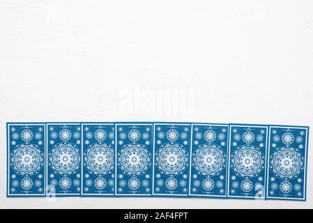 Cartes de Tarot sur fond de table blanc. Banque D'Images