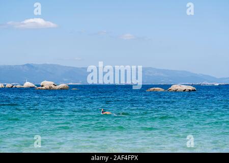 Un homme plonge dans un paradis plage en été Banque D'Images