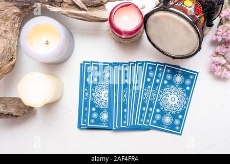 Cartes de Tarot sur fond de table blanc. Banque D'Images