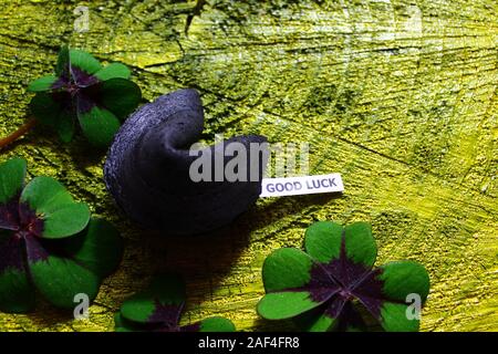 La photo montre souhaite bonne chance avec une fortune cookie Banque D'Images