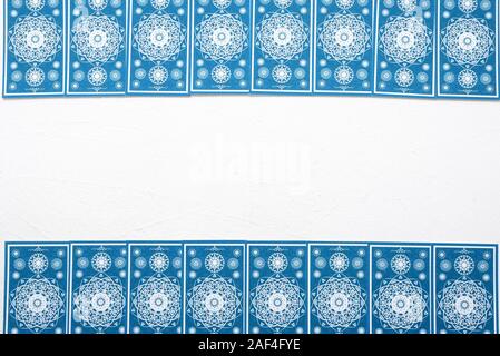 Cartes de Tarot sur fond de table blanc. Banque D'Images