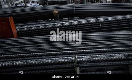 Bâtir l'induit dans l'entrepôt de produits métallurgiques ou sur chantier de construction. Pile de heavy metal avec des barres de renfort profil périodique Banque D'Images