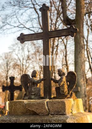 1860, sous le Second Empire, suite, Vilnius, Lituanie - Avril 08, 2018 : les anges de Bronze et de croix sur une tombe sur le cimetière local, l'Europe à Vilnius Banque D'Images