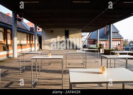 Une terrasse sur le toit lors d'un événement situé sur les rives de la Spree à Berlin, Allemagne. Banque D'Images