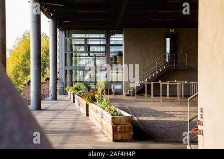 Une terrasse sur le toit lors d'un événement situé sur les rives de la Spree à Berlin, Allemagne. Banque D'Images