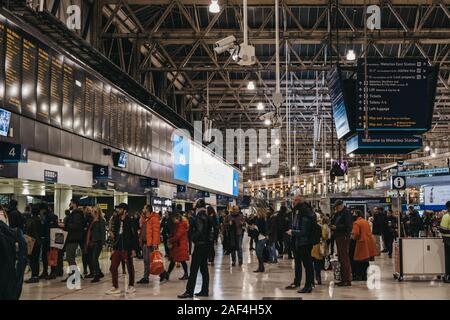 Londres, Royaume-Uni - 24 novembre 2019 : l'intérieur de Londres Waterloo station de chemin de fer. Il est connecté à une station de métro du même nom et Banque D'Images