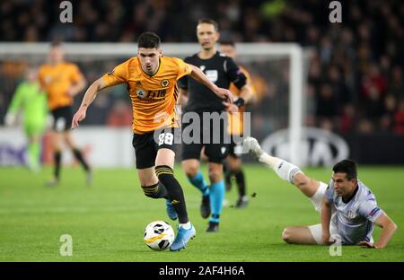 Wolverhampton Wanderers' Ruben Vinagre (à gauche) passe devant Besiktas' Necip Uysal au cours de l'UEFA Europa League match à Molineux, Wolverhampton. Banque D'Images
