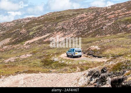 Land Rover Discovery crossing Muckle Roe d Little-Ayre sur la côte sud jusqu'à la charcuterie, sur la côte nord. Banque D'Images