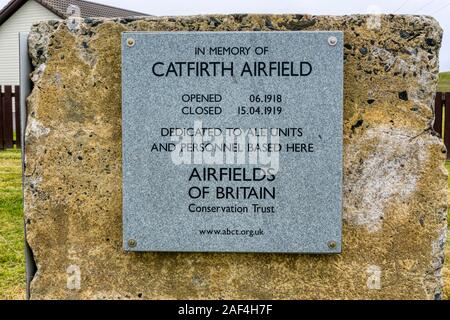 Plaque commémorative à l'Aérodrome de Catfirth maintenant désaffectée, un bateau volant à distance à base ouverte Shetland durant la Première Guerre mondiale. Banque D'Images