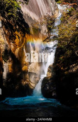 En cascade Sengataki Shosenkyo Gorge, préfecture de Yamanashi, Japon Banque D'Images