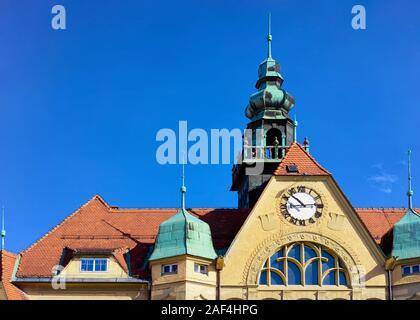 Avec l'horloge de la tour du vieil hôtel de ville de Ptuj en Slovénie Banque D'Images