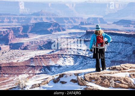 Avec vue sur Canyonlands National Park de l'île dans le ciel l'article de CanyonLands sur une journée d'hiver ensoleillée, le sud-est de l'Utah, USA. Banque D'Images