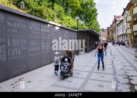 LUHACOVICE, RÉPUBLIQUE TCHÈQUE - 30 avril 2018 : les gens à pied en ville le 30 avril 2018 à Luhacovice, République tchèque. Banque D'Images