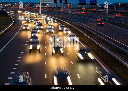 Occupé à l'heure de pointe sur les sentiers de lumière quitte l'autoroute A9 près d'Amsterdam, Schiphol à Haarlem. Banque D'Images
