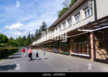 LUHACOVICE, RÉPUBLIQUE TCHÈQUE - 30 avril 2018 : les gens à pied en ville le 30 avril 2018 à Luhacovice, République tchèque. Banque D'Images