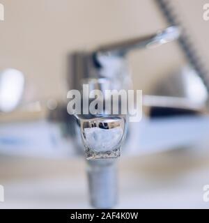 Chrome robinet de la salle de bain libre avec de la chaux, selective focus Banque D'Images
