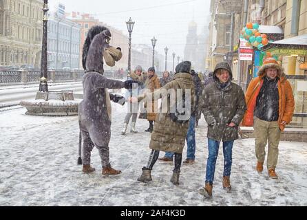 Saint-pétersbourg.Russie.Décembre 01,2019.Le travail des agents de publicité.en costumes de personnages animés.Ils offrent pour prendre une photo pour la mémoire. Banque D'Images