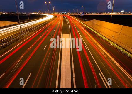 Occupé à l'heure de pointe sur les sentiers de lumière quitte l'autoroute A9 près d'Amsterdam, Schiphol à Haarlem. Banque D'Images