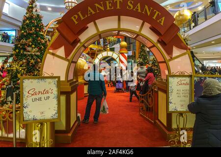 Centre-ville de Scarborough, Toronto, Canada, décembre 2019 - La Queue pour prendre des photos avec le Père Noël à l'entrée de la cabine Banque D'Images