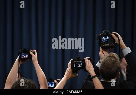 Washington, District de Columbia, Etats-Unis. Dec 12, 2019. Les membres des médias photographie United States House membres comme ils nous arrivent pour une commission judiciaire markup des articles de destitution contre le Président des Etats-Unis, Donald J. Trump au Longworth House Office Building le jeudi 12 décembre 2019 à Washington, DC Crédit : Matt Mcclain/CNP/ZUMA/Alamy Fil Live News Banque D'Images