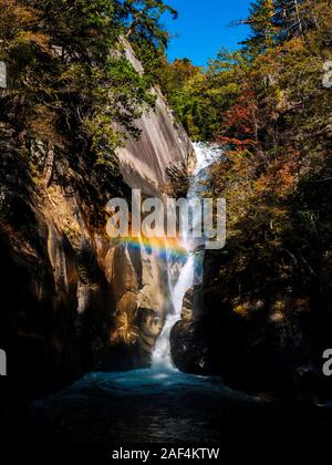 En cascade Sengataki Shosenkyo Gorge, préfecture de Yamanashi, Japon Banque D'Images