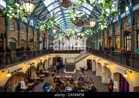 Covent Garden, dans le West End de Londres, Grande-Bretagne, marché avec de nombreux magasins et d'échoppes, Noël, Banque D'Images