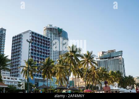 NHA TRANG, Viêt Nam - le 25 janvier 2019. Scenic vue d'été de l'architecture moderne avec des gratte-ciel, des hôtels et immeubles à appartements avec une Banque D'Images