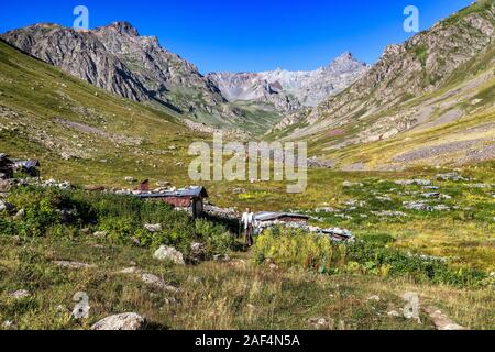 L'ascension du sommet du mont Kaçkar commence à Yusufeli Yaylalar Village. Les alpinistes marchent dans la verdure et sur la piste, accompagnés d'un ruisseau Banque D'Images