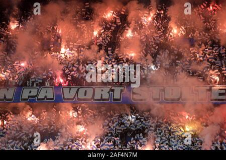 Copenhague, Danemark. Dec 12, 2019. Copehage avec Fireworks supporters FC au cours de l'UEFA Europa League match de foot entre FC Copenhague et MalmÅ dans FF Telia Parken, à Copenhague, Danemark. Credit : Lars Moeller/ZUMA/Alamy Fil Live News Banque D'Images