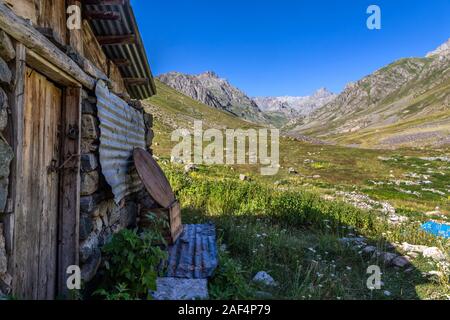 L'ascension du sommet du mont Kaçkar commence à Yusufeli Yaylalar Village. Les alpinistes marchent dans la verdure et sur la piste, accompagnés d'un ruisseau Banque D'Images