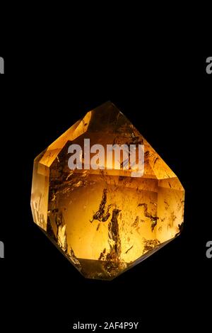 Orange Jaune double cristal quartz CITRINE du Brésil, sur fond noir. Clilpping chemin. Banque D'Images