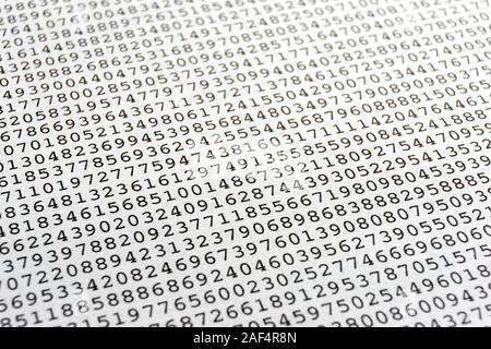 Arrière-plan avec imprimé noir monospace aléatoire des numéros sur papier blanc pour l'utiliser comme modèle pour un rapport financier Banque D'Images