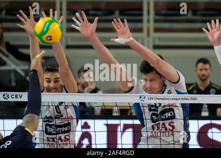 Trento, Italie. Dec 12, 2019. bloquer trento avec Simone giannelli (9) itas trentino Trentino.pendant l'Itas vs Fenerbahce HDI Sigorta Istambul, Ligue des Champions de volley Championnat Hommes à Trento, Italie, 12 décembre 2019 - LPS/Roberto Tommasini Crédit : Roberto Tommasini/fil LPS/ZUMA/Alamy Live News Banque D'Images