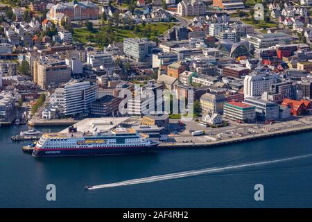 TROMSØ, NORVÈGE - vue aérienne du navire de croisière Hurtigruten Midnatsol dock, ville de Tromsø, sur l'île de Tromsøya. Banque D'Images