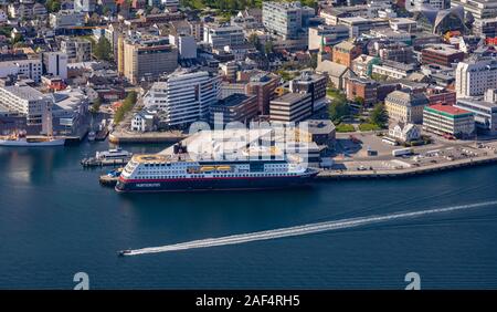 TROMSØ, NORVÈGE - vue aérienne du navire de croisière Hurtigruten Midnatsol dock, ville de Tromsø, sur l'île de Tromsøya. Banque D'Images