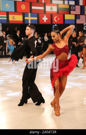 ISTANBUL, TURQUIE - 23 NOVEMBRE 2019 : Les danseurs effectuer lors du Championnat du monde junior de l'Amérique latine WDSF II Banque D'Images