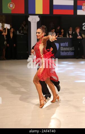 ISTANBUL, TURQUIE - 23 NOVEMBRE 2019 : Les danseurs effectuer lors du Championnat du monde junior de l'Amérique latine WDSF II Banque D'Images