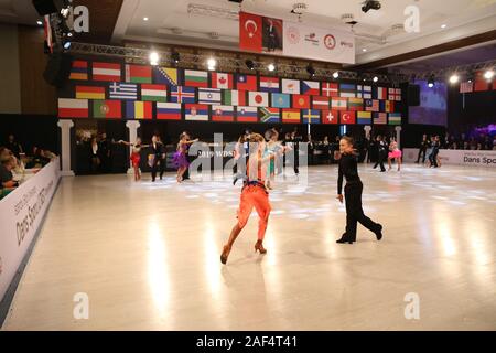 ISTANBUL, TURQUIE - 23 NOVEMBRE 2019 : Les danseurs effectuer lors du Championnat du monde junior de l'Amérique latine WDSF II Banque D'Images