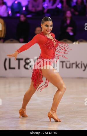 ISTANBUL, TURQUIE - 23 NOVEMBRE 2019 : Les danseurs effectuer lors du Championnat du monde junior de l'Amérique latine WDSF II Banque D'Images