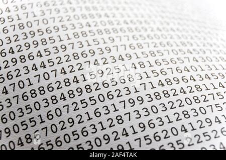 Arrière-plan avec imprimé noir monospace aléatoire des numéros sur papier blanc courbé pour utiliser comme modèle pour un rapport financier. Banque D'Images