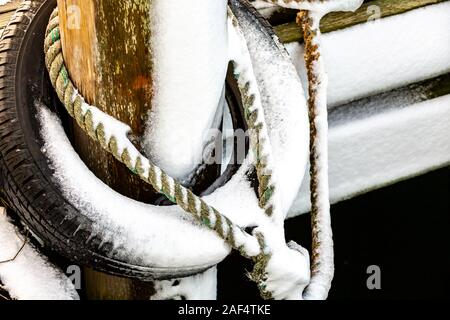 Ancien pneu et la corde sur une froide journée d'hiver sur les docks à Montauk, NY Banque D'Images