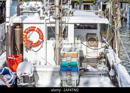 Détail d'un bateau de pêche par une froide journée d'hiver à Montauk, NY Banque D'Images