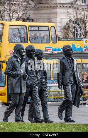 Liverpool, Royaume-Uni - 17 mars 2019 : statue en bronze de la Beatles debout sur le bord de Pier Head, sculptée par Andrew Edwards Banque D'Images