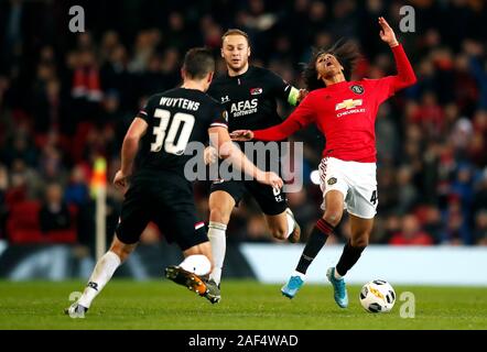 L'AZ Alkmaar Teun Koopmeiners (centre) et Manchester United, Tahith Chong bataille pour la balle au cours de l'UEFA Europa League match à Old Trafford, Manchester. Banque D'Images