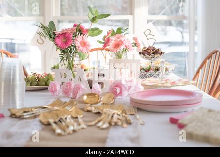 Rose Shabby chic & or table et décorations de douche de bébé Banque D'Images