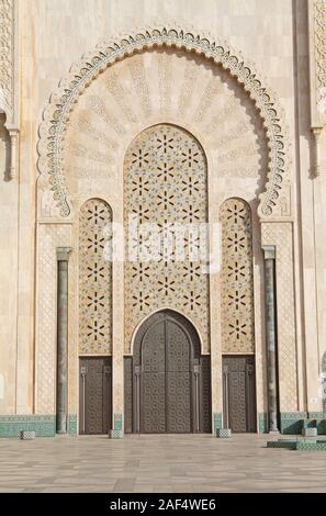 Porte à la Mosquée Hassan II - la plus grande mosquée d'Afrique - Casablanca, Maroc Banque D'Images