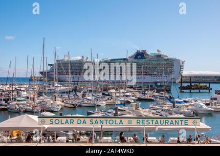 Le P&O Cruises ship, Ventura, amarré au port de Funchal, Madère à nice soleil avec copie espace. Les yachts et le Solar da santola en restaurant Banque D'Images